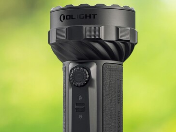 Olight Marauder 3 styrs med en vridknapp och en ljuslägesomkopplare.