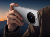 X500 Pro Max har en 200 MP teleobjektivsensor. Bilden visar en reklambild av telefonens baksida.