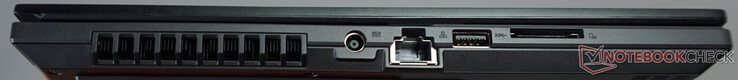 Anslutningar till vänster: strömanslutning, LAN-port (1 Gbit/s), USB-A (5 Gbit/s), SD-kortläsare