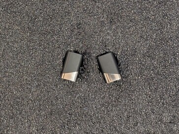 Platt yta på de trådlösa öronsnäckorna Status Pro X.