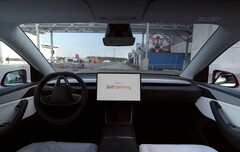 En Tesla som kör autonomt till parkeringsplatsen vid Giga Berlin (Bildkälla: Tesla on X)