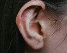 En närbild av ett mänskligt öra