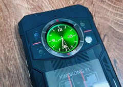 De infraröda LED-lamporna, som ger den nödvändiga belysningen för nattbilder, är dolda inuti LED-blixtmodulen till höger.