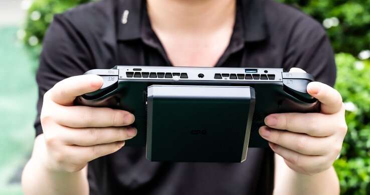 GPD Win 5 med sitt externa batteri anslutet. (Bildkälla: GPD)