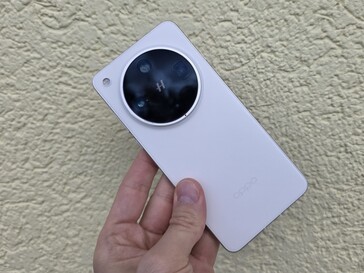 Oppo Find X8 Ultra i recension. (Bildkälla: Marcus Herbrich/Notebookcheck)