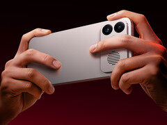 Det skulle vara svårt att inte blockera kylfläktens ventiler när du håller i Redmi K90 Max (bilden)