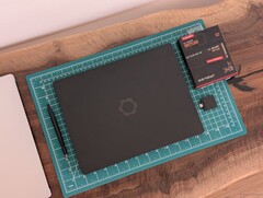 Tillverkningsprocessen för Laptop 13 Pro gör att den ligger närmare traditionella prosumer-laptops med uppfällbar skärm, såsom Razer Blade