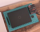 Tillverkningsprocessen för Laptop 13 Pro gör att den ligger närmare traditionella prosumer-laptops med uppfällbar skärm, såsom Razer Blade