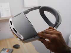 Samsung Galaxy XR headset. (Bildkälla: MKBHD på YouTube, skärmdump)