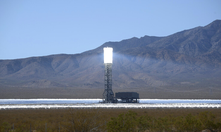 Ivanpah Solar Power Facility i Mojaveöknen nära gränsen mellan Kalifornien och Nevada (bilden) med flera hektar heliostater. (Bildkälla: Laura Ockel på Unsplash)