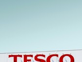 Tescos utvändiga skyltar fotograferade mot en klar himmel (Bildkälla: Simone Hutsch via Unsplash)