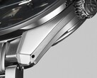 Sidovy av Grand Seiko SBGA531 som visar dess 40 mm rostfria stålboett, krona samt polerade och borstade ytor.