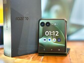 Den externa skärmen kommer från Razr Ultra 2026; på andra områden har man sparat in på Razr Plus 2026 för att hålla priset nere.