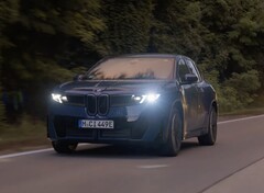 BMW iX3 eletric SUV klarade en imponerande räckvidd på 626 miles med 12 miles kvar på klockan. (Bildkälla: BMW Group via YouTube)
