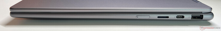 Höger: strömknapp, microSD-kortläsare, USB-C 4.0 med Thunderbolt 4 (40 Gbit/s, DisplayPort 2.1, Power Delivery 3.0), USB-A 3.2 Gen 1 (5 Gbit/s, strömförsörjning)