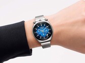 En Citizen Tsuno Chronograph med blå gradienturtavla och armband i rostfritt stål, på en handled mot vit bakgrund.