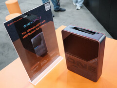 OneXGPU 3 är utrustad med Radeon 9070 XT GPU för stationära datorer. På bilden: en demoenhet av eGPU. (Bildkälla: OneXPlayer)