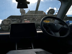 Sherman-stridsvagnen klättrar över en Tesla Model 3. (Bildkälla: LBD/YT)