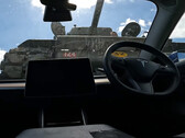 Sherman-stridsvagnen klättrar över en Tesla Model 3. (Bildkälla: LBD/YT)
