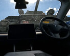 Sherman-stridsvagnen klättrar över en Tesla Model 3. (Bildkälla: LBD/YT)