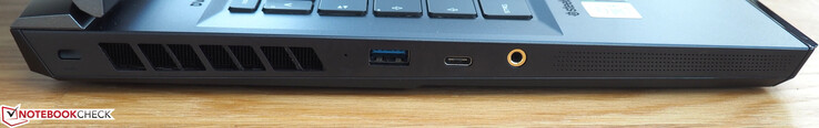 Vänster: Kensingtonlås, USB-A 3.1 Gen 2, USB-C 3.2 Gen 2x2, 3.5 mm ljudanslutning