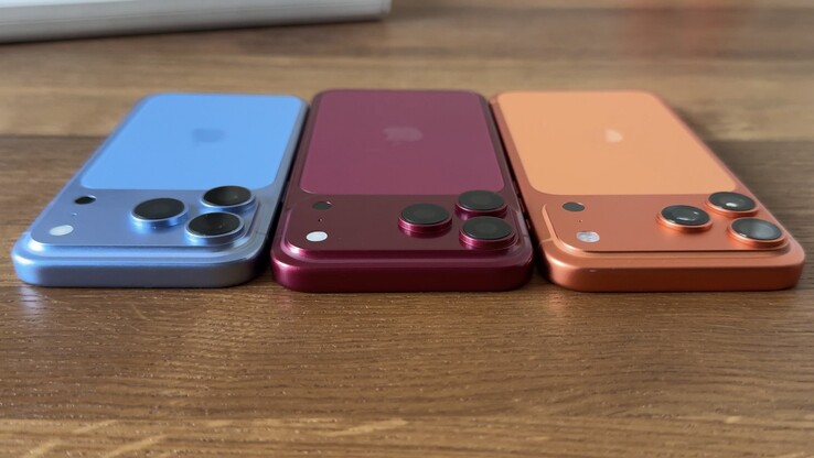 I en direkt jämförelse mellan en prototyp av iPhone 18 Pro Max och iPhone 17 Pro Max märks den tjockare kameramodulen tydligt.
