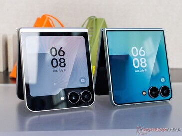 Galaxy Z Flip 7 FE (L) och Flip 7 (R) sida vid sida (bildkälla: Notebookcheck)