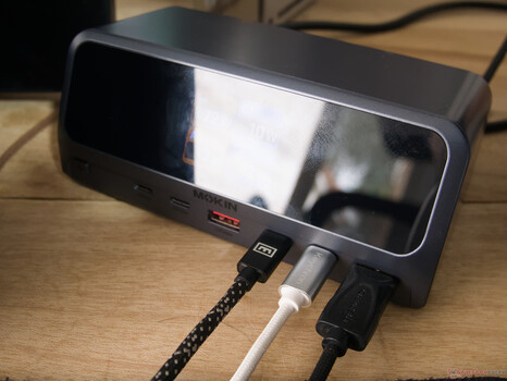 Skärmen på MOKiN USB-C-dockningsstationen drar till sig fingeravtryck och reflektioner