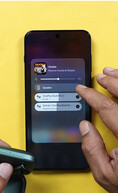 OnePlus-funktionen ”Dual Audio” i praktiken, med två par trådlösa öronsnäckor anslutna samtidigt och delad lyssning aktiverad.