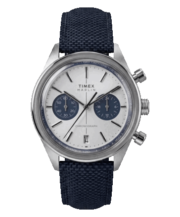 Timex Marlin Jet Chronograph TW2Y89900 med en silvervit konkav urtavla, mörkblå kronografsuburtavlor, datumfönster vid klockan 6 och ett mörkblått tygarmband.