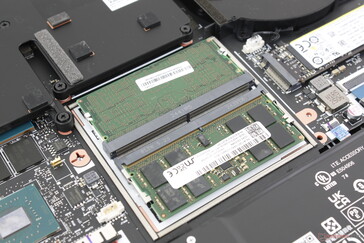 Två SODIMM-platser upp till 64 GB totalt