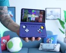 Retro Game Corps' Russ håller i Retroid Pocket Flip 2 handhållen spelkonsol i lila, med skärmen som visar ett Sega Genesis-emulatorgränssnitt. (Bildkälla: Retro Game Corps på YouTube)