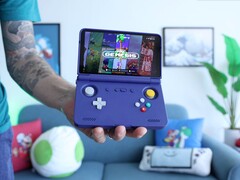 Retro Game Corps' Russ håller i Retroid Pocket Flip 2 handhållen spelkonsol i lila, med skärmen som visar ett Sega Genesis-emulatorgränssnitt. (Bildkälla: Retro Game Corps på YouTube)
