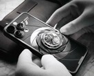 Caviar kombinerar en Apple iPhone med en Omega Seamaster. (Bildkälla: Caviar)