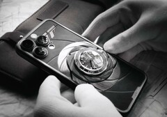 Caviar kombinerar en Apple iPhone med en Omega Seamaster. (Bildkälla: Caviar)