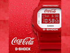 Den äldre Casio G-Shock x Coca Cola-kollaborationen - DW5600CC23-4, avbildad tillsammans med Coca-Cola- och G-Shock-logotyperna mot en röd bakgrund. (Bildkälla: Casio - redigerad)