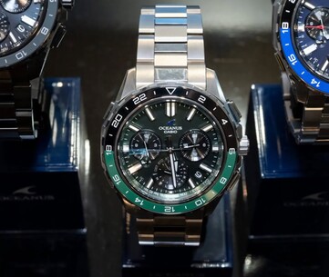 Casio Oceanus OCW-P3000 grön klocka sedd framifrån, med en grön och svart urtavla och en tvåfärgad keramisk bezel.