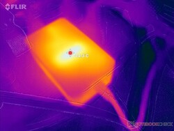 AC-adaptern når över 44 C när du kör krävande belastningar under längre perioder