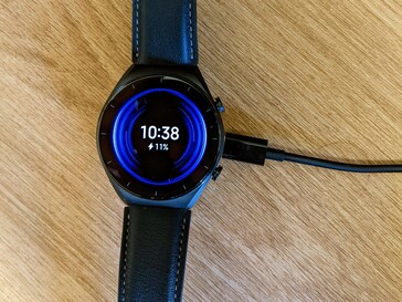 Xiaomi Watch S1 laddas trådlöst via Qi-standarden.