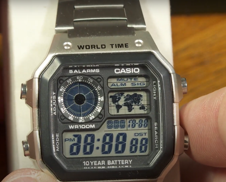 Klockorna i Casio AE1200-serien har ett diagnostiskt läge som aktiveras när du trycker på båda knapparna till vänster och den nedre högra knappen samtidigt. (Bildkälla: Greg Anderson - The Good Timekeeper via YouTube)