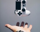 Även om PS6:s DualSense 2 kanske behåller formen hos den ursprungliga DualSense som visas här, kan Sony vara i färd med att testa nya kapacitiva kontroller.
