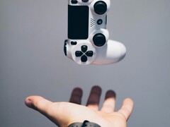 Även om PS6:s DualSense 2 kanske behåller formen hos den ursprungliga DualSense som visas här, kan Sony vara i färd med att testa nya kapacitiva kontroller.