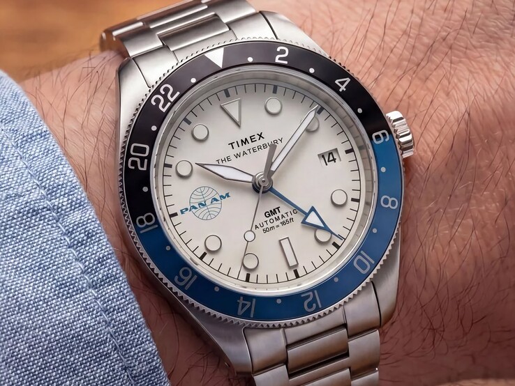 Timex Pan Am Waterbury Automatic GMT-klocka visad på en handled