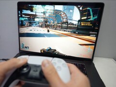 En person som spelar Cyberpunk 2077 på en MacBook med en DualSense-kontroll, vilket visar inbyggd spelprestanda på macOS. (Bildkälla: Andrew Tsai / YouTube)