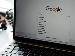Bärbar dator med ett öppet webbläsarfönster och Googles startsida på skärmen