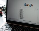 Bärbar dator med ett öppet webbläsarfönster och Googles startsida på skärmen