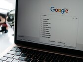 Bärbar dator med ett öppet webbläsarfönster och Googles startsida på skärmen