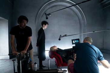 På inspelningsplatsen mellan tagningarna förbereder sig Tom Sturridge (Dream) för ännu en känslomässigt laddad scen i en stämningsfull, gotisk miljö.