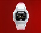 Casio G-Shock DW-5600TNT-7 x thisisneverthat – en klocka med genomskinligt hölje och armband i harts mot en röd bakgrund.
