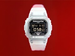 Casio G-Shock DW-5600TNT-7 x thisisneverthat – en klocka med genomskinligt hölje och armband i harts mot en röd bakgrund.